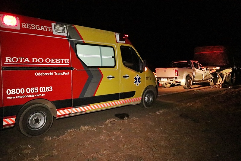 O casal que estava na caminhonete morreu no local do acidente. (Foto: Djeferson Kronbauer)
