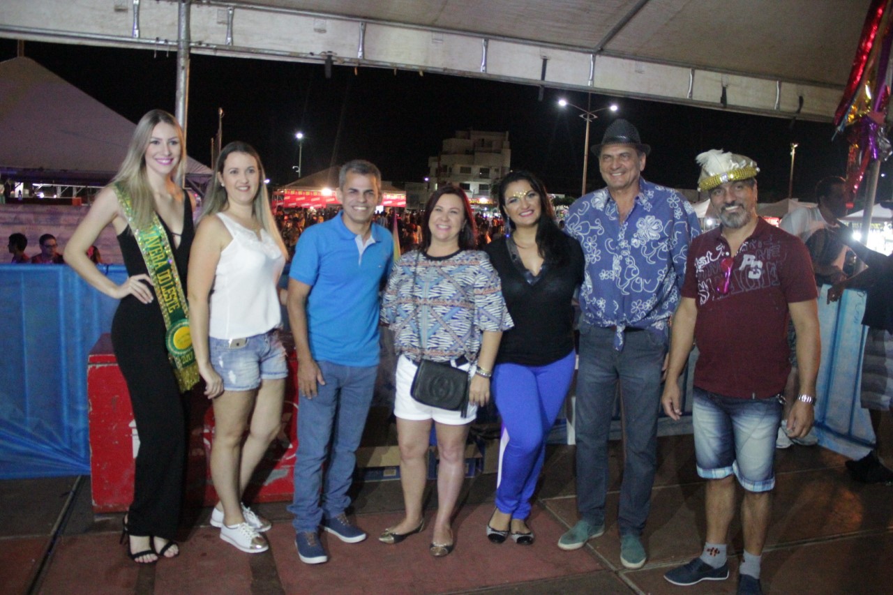 O prefeito Get&uacute;lio, os secret&aacute;rios e a Miss Primavera Barbara Lopes curtiram a primeira noite do carnaval. Foto - Josieli Ara&uacute;jo/GazetaMT