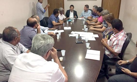 Promotor Ari Madeira em reuni&atilde;o com vereadores. Foto: Assessoria