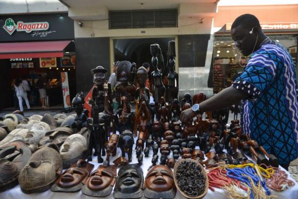 O senegalês Ndiaga Sow vende objetos decorativos africanos em São Paulo (Foto: Rovena Rosa/Agência Brasil)