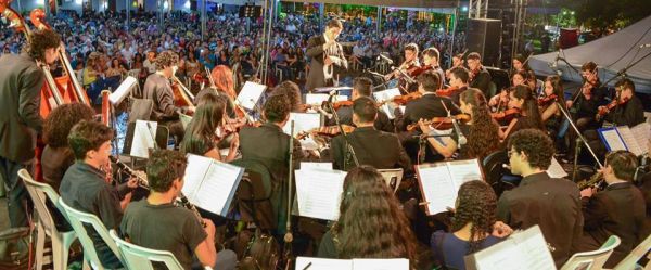 Osquestra encantou em apresenta&ccedil;&otilde;es p&uacute;blicas. Foto Ascom/Prefeitura