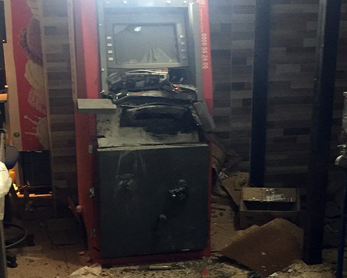 Caixa eletr&ocirc;nico destru&iacute;do durante a&ccedil;&atilde;o dos bandidos. Foto: rede social