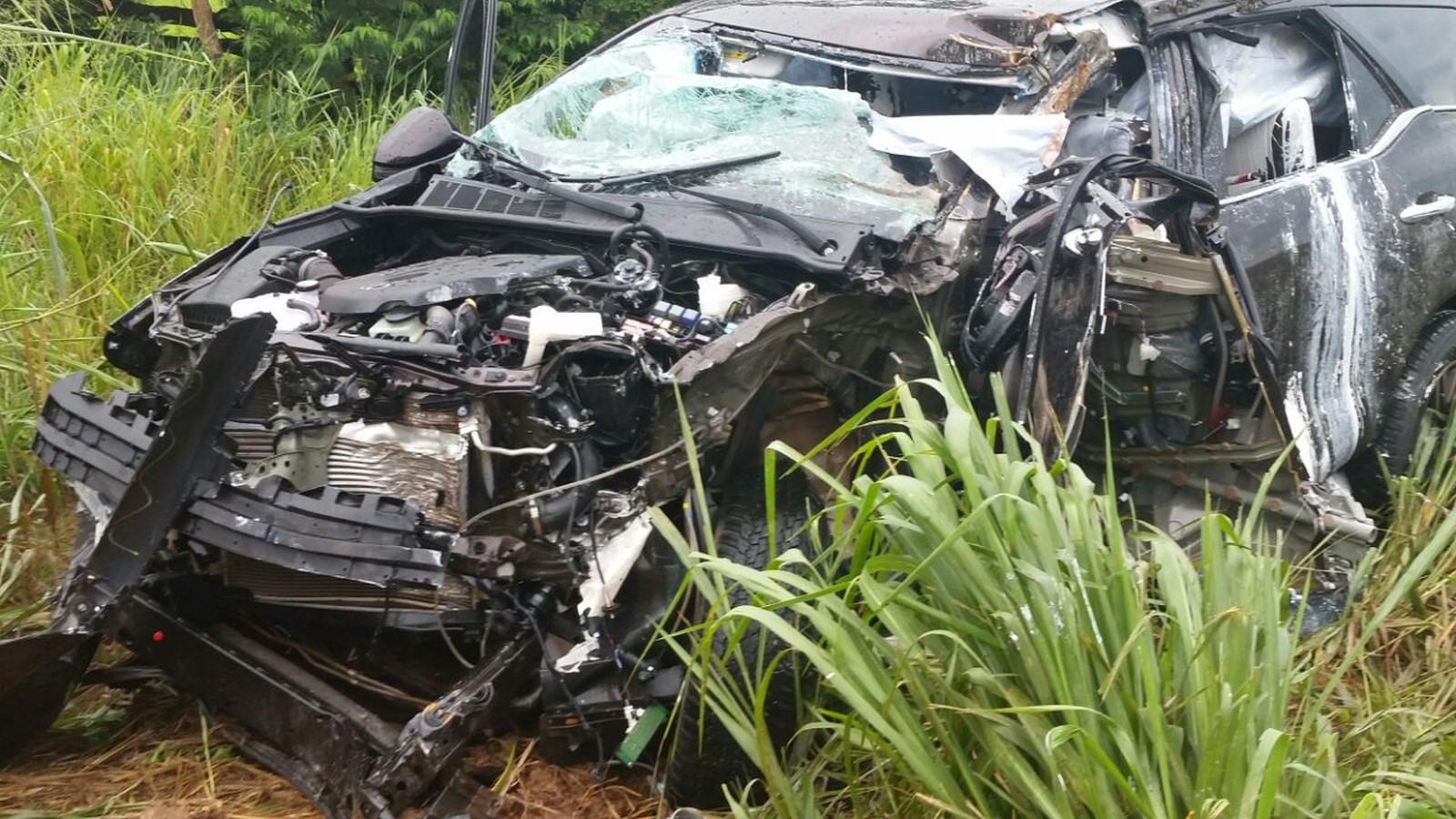 Carro ficou totalmente destruído em acidente na MT-344 (Foto: divulgação Corpo de Bombeiros)