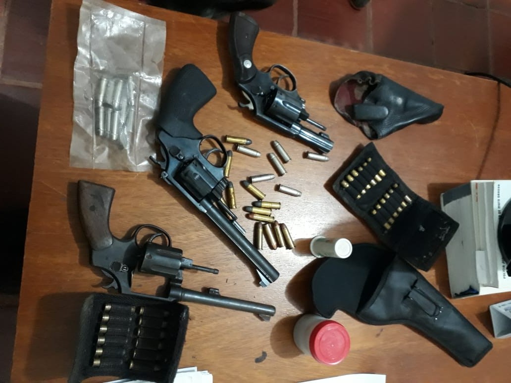 Armamento apreendido pela Pol&iacute;cia Ambiental com os suspeitos. (Foto: divulga&ccedil;&atilde;o PM/MT)