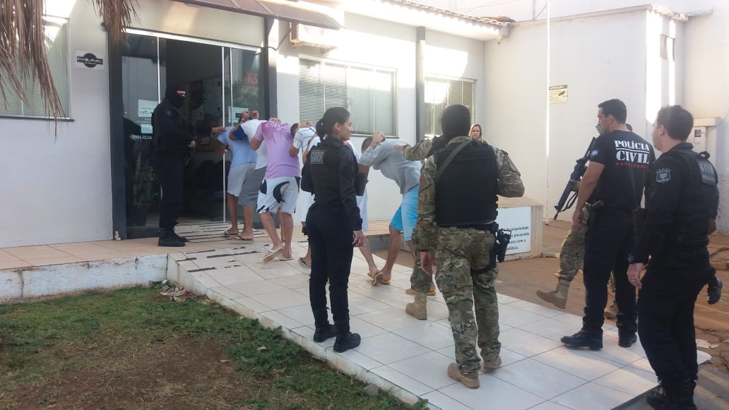 Presos durante a opera&ccedil;&atilde;o realizada no dia 27 de julho nos munic&iacute;pios de Primavera do Leste, Cuiab&aacute;, Sinop, Rondon&oacute;polis, Pedra Preta, Alto Araguaia e Poxor&eacute;u. (Foto: divulga&ccedil;&atilde;o PJC/MT)