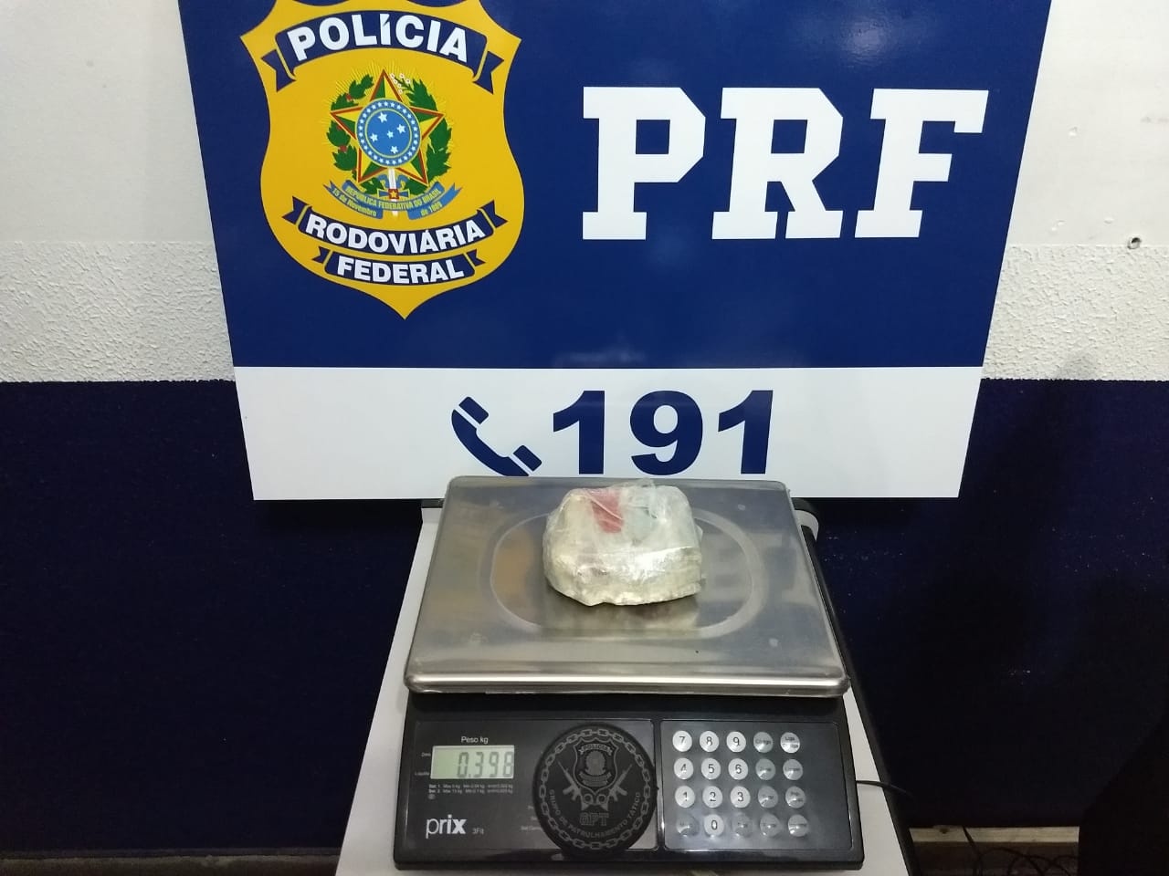 Droga apreendida nos pertences do suspeitos. (Foto: divulga&ccedil;&atilde;o PRF/MT)