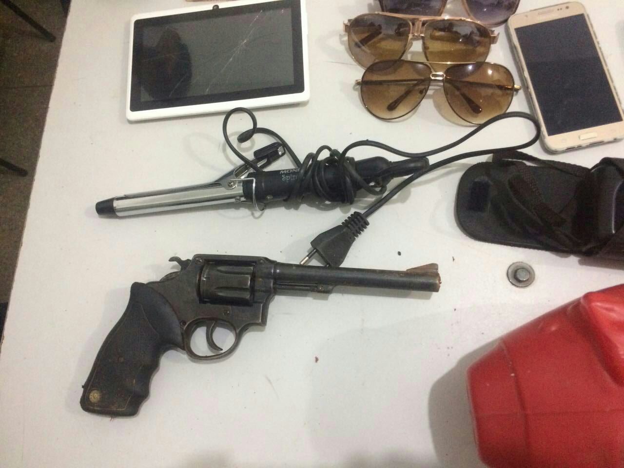 Arma de fogo e objetos recuperados pela PM. (Foto: divulgação PM/MT)