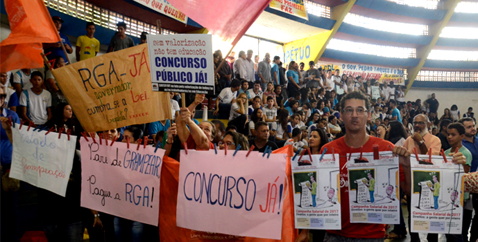 Estudantes e servidores protestaram com cartazes e vaias. Foto: Luan Dourado/GazetaMT