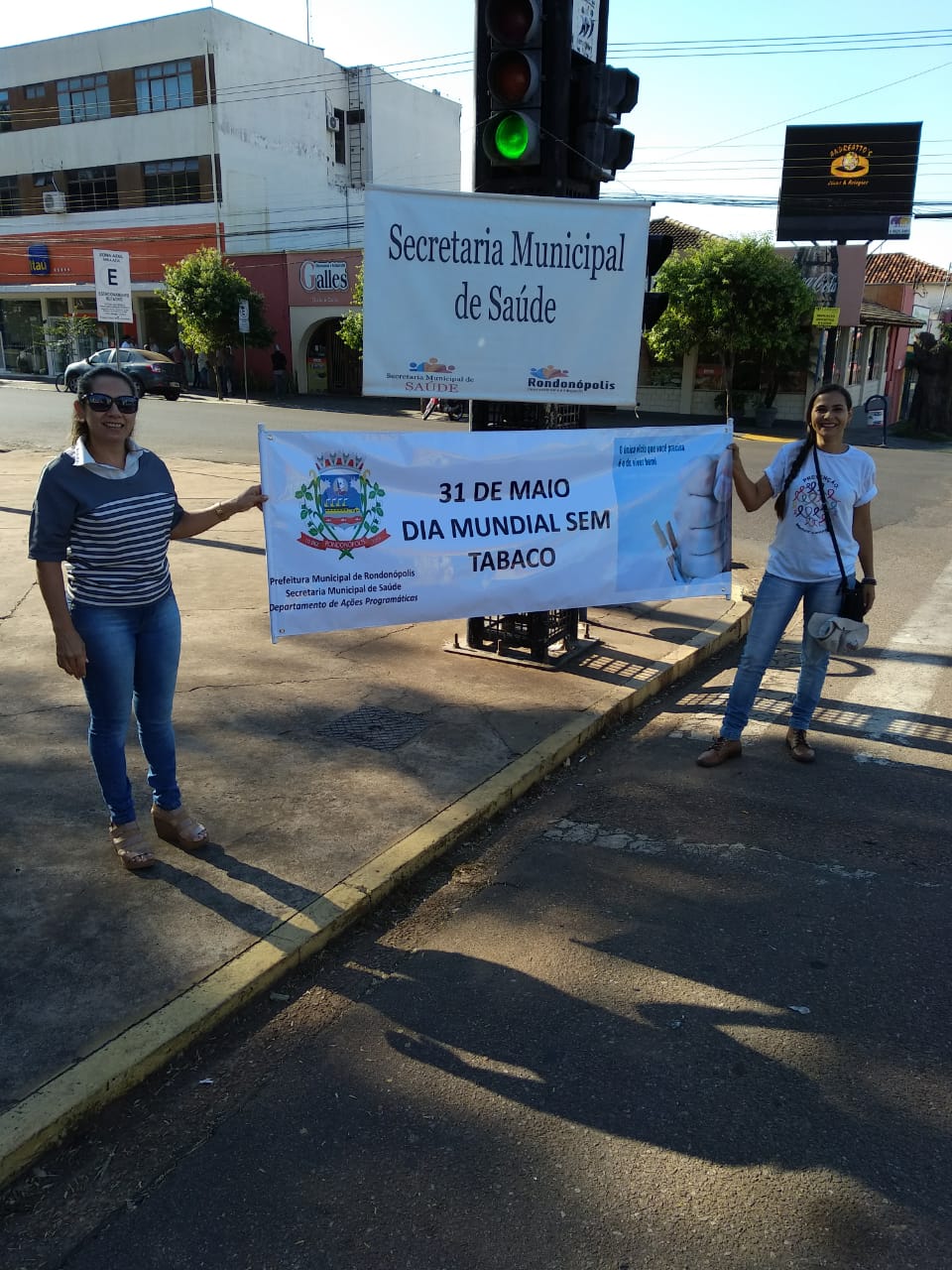 Funcion&aacute;rios da Secretaria Municipal de Sa&uacute;de durante a panfletagem. (Foto: divulga&ccedil;&atilde;o)