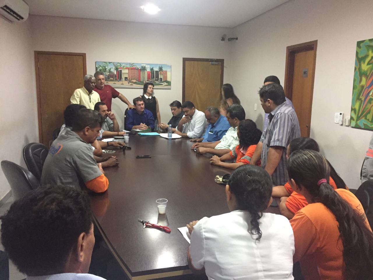 Reuni&atilde;o para entrega do ve&iacute;culo. Foto: Renata Ramos/ GazetaMT