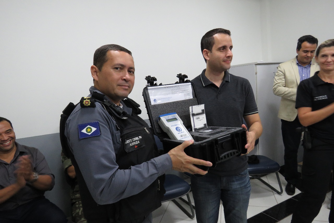 Tenente-coronel Adnilson de Arruda recebendo os equipamentos. (Foto: divulga&ccedil;&atilde;o PM/MT)