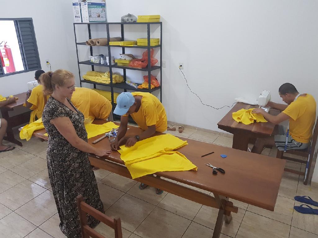Reeducandos recendo a qualifica&ccedil;&atilde;o profissional. (Foto: divulga&ccedil;&atilde;o Sejudh/MT)