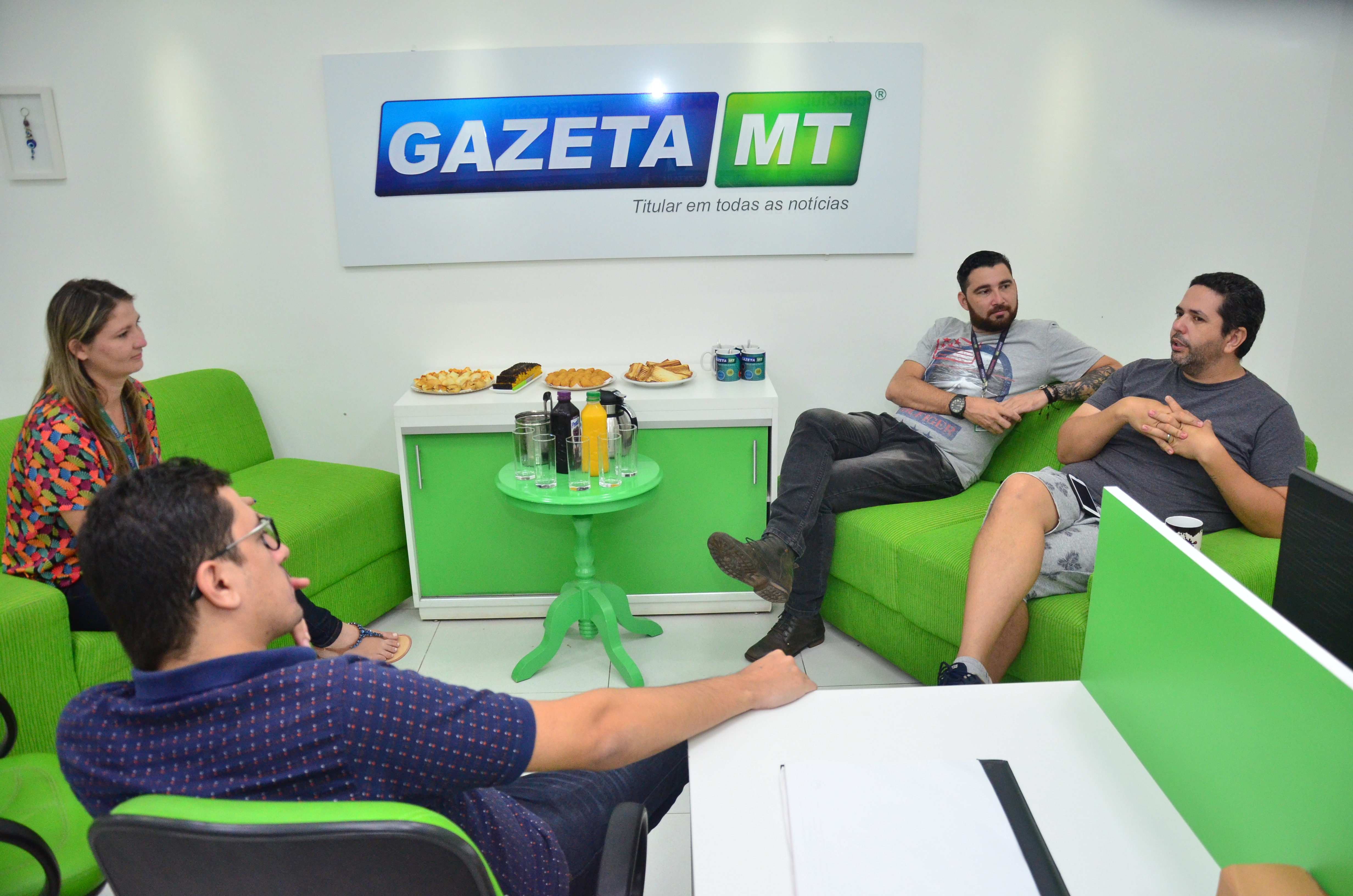 Chef de cozinha Lu&iacute;s Lima e equipe GazetaMT durante a entrevista. Foto: Sirlei Alves/GazetaMT