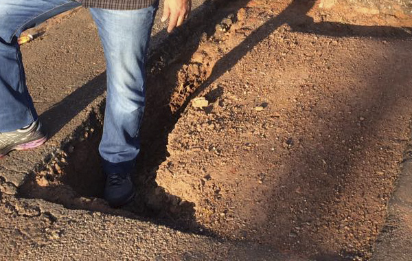 Cidad&atilde;o demostra a profundidade da cratera, na Avenida Salmen Hanze Foto: Rede Social