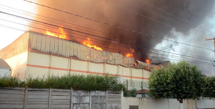 Incêndio no supermercado Atacadão. Foto: Luan Dourado/GazetaMT