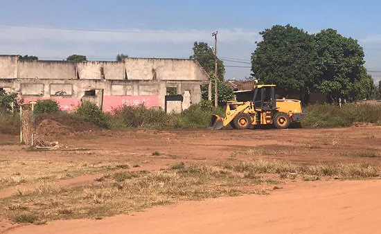 Maquina da Coder realizando a limpeza do campo da Vila Cana&atilde;, que tem projeto para virar um miniest&aacute;dio foto: Assessoria