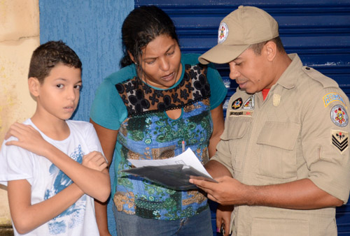 A manicure Irene Rocha relatou os momentos de p&acirc;nico vividos, ap&oacute;s a queda da &aacute;rvore e da rede el&eacute;trica, em seu carro Foto:Emerson Dourado/ GazetaMT 