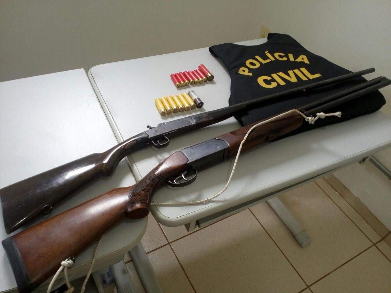 Armas e munições apreendidas pela polícia. (Foto: divulgação PJC/MT)