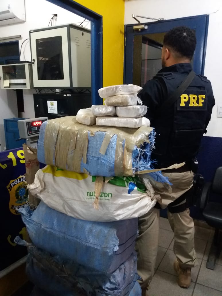 Droga apreendida na carroceria do ve&iacute;culo que o suspeito dirigia. (Foto: divulga&ccedil;&atilde;o PRF/MT) 