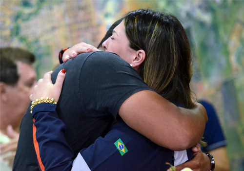 Médica Luciana Horta é abraçada pelo pai da criança salva após parto de emergência. Foto: Luan Dourado