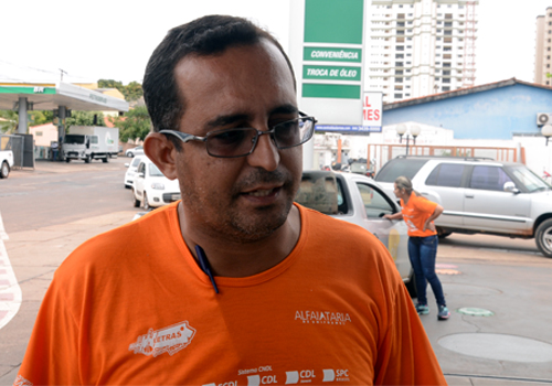 O gerente do Posto disse que o movimento teve apoio da CDL e do Sindipetr&oacute;leo. Foto: Luan Dourado/GazetaMT
