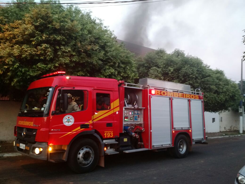 Caminh&atilde;o do Corpo de Bombeiros ajudou no combate as chamas. Foto: GazetaMT