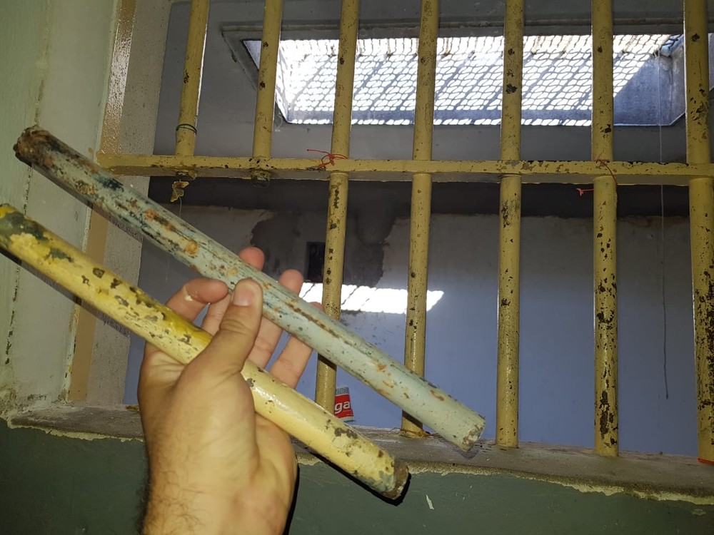 Grade serrada pelos detentos em uma das celas. (Foto: Sindspen-MT)