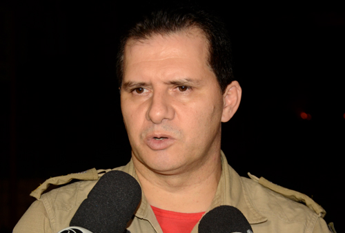 Comandante regional do corpo dos bombeiros, conversou com a imprensa relatando as dificuldades no combate ao inc&ecirc;ndio Foto: Emerson/GazetaMT