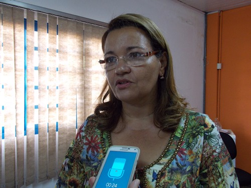 Coordenadora do Procon em Rondon&oacute;polis orienta consumidores. Foto: GazetaMT 