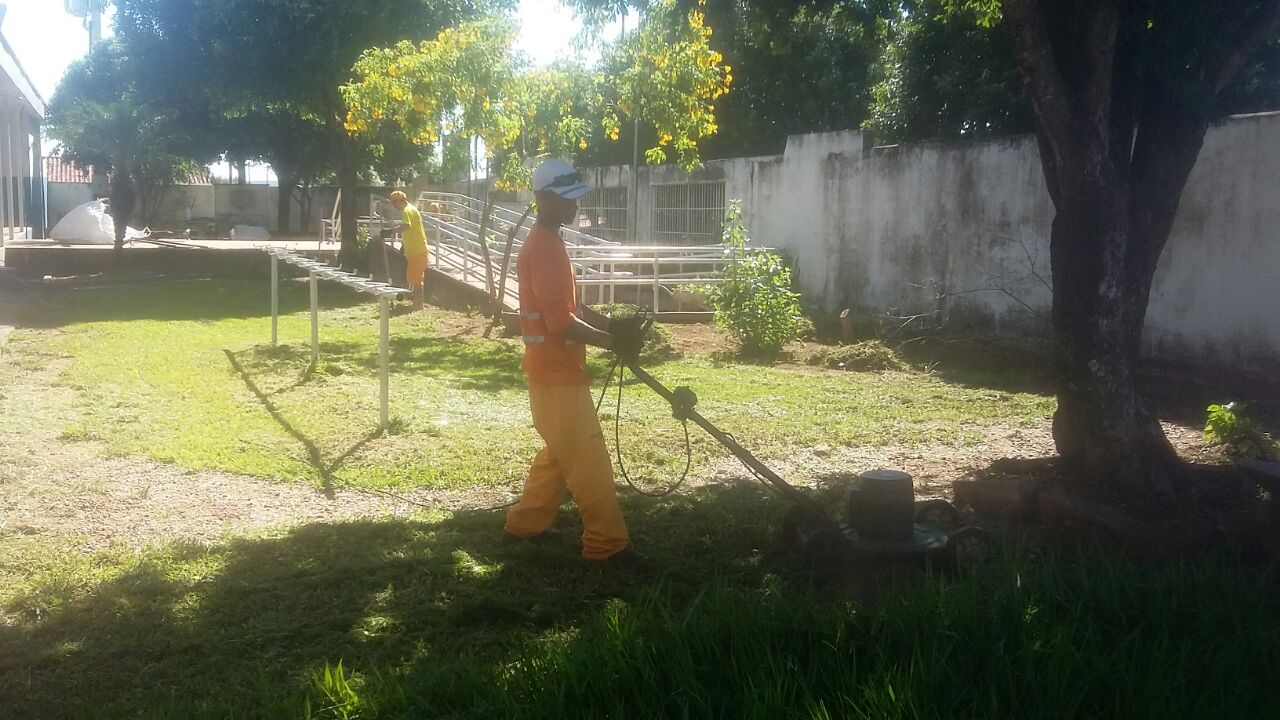 Reeducandos trabalhando na Escola Estadual Professora Am&eacute;lia de Oliveira Silva. (Foto: divulga&ccedil;&atilde;o Sejudh/MT) 