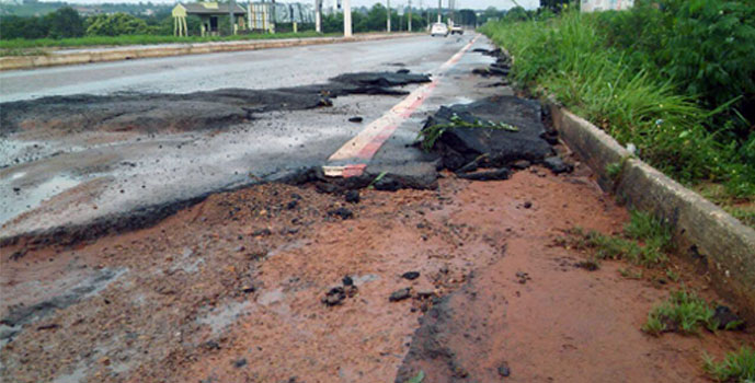 O motorista fica sem alternativa para desviar os buracos e o material depositado na pista. Foto: GazetaMT
