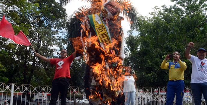 Sob os gritos de golpista, "Temer" queima na Praça Brasil