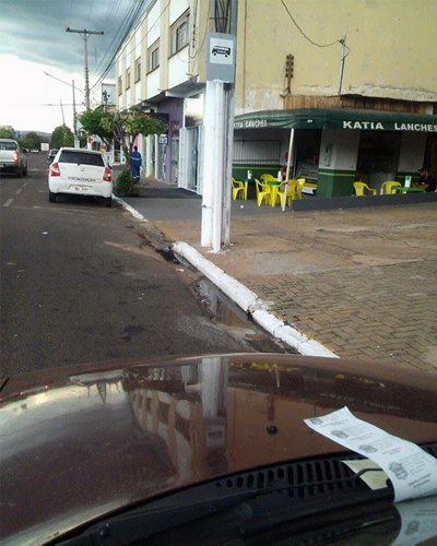 Respeitar a faixa ou a placa? Na dúvida, pagar a multa. Foto: GazetaMT