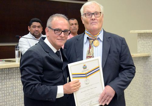 Padre Lothar recebeu a Comenda Lenine P&oacute;voas. Foto: Luan Dourado/GazetaMT
