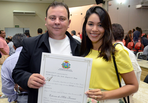 Diretor do GazetaMT, Estevan de Melo recebeu homenagem ao lado da esposa. Foto: Luan Dourado/GazetaMT