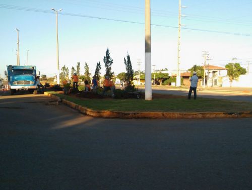 O projeto de paisagismo est&aacute; bem adiantado na lateral da Avenida e nos canteiros centrais. Foto: GazetaMT