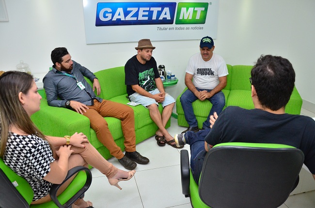 Equipe do GMT entrevista coordenadores do Quintal do Rock, Emerson "Peruquinha" (de camisetapreta) e Marcelo Graça. Foto: Sirlei Alves: GazetaMT