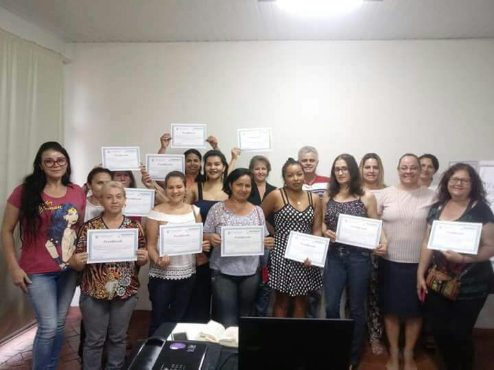 Alunas de cursos oferecidos pela entidade. Foto: Arquivo Associa&ccedil;&atilde;o de Mulheres