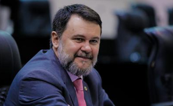 Deputado Estadual Oscar Bezerra, autor da lei que prev&ecirc; uma hora de estacionamento gr&aacute;tis, para idosos em todo o estado Foto: AL MT