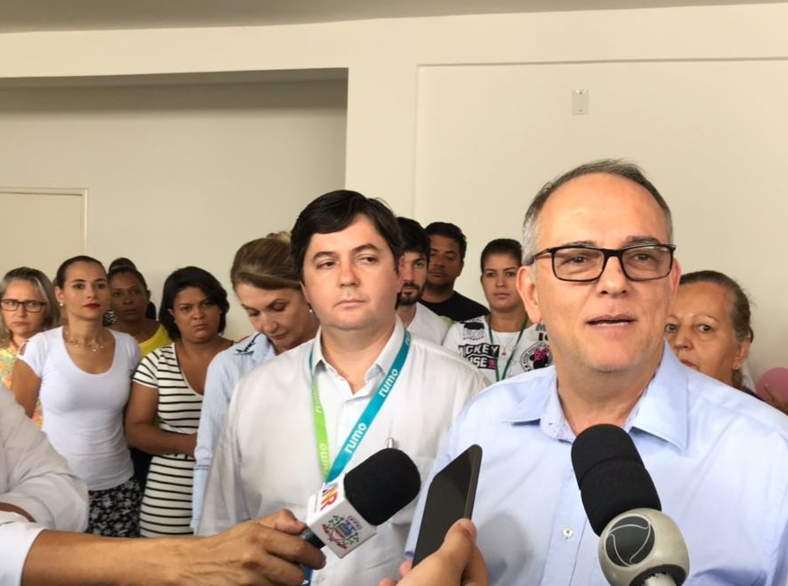 Diretor da Rumo, Emanuel Tavares Costa Junior, e o prefeito Jos&eacute; Carlos do P&aacute;tio durante entrevista coletiva. (Foto: GazetaMT)