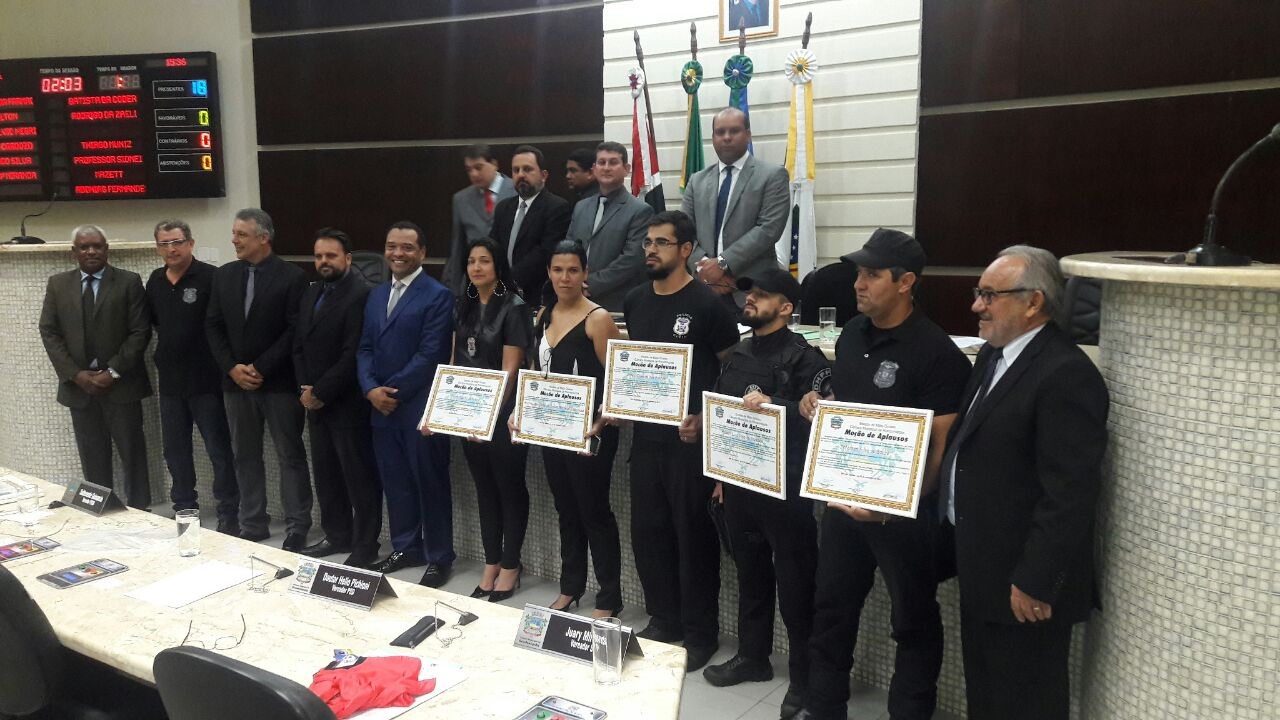 Policiais sendo homenageados na C&acirc;mara de Vereadores. Foto: divulga&ccedil;&atilde;o PJC/MT.