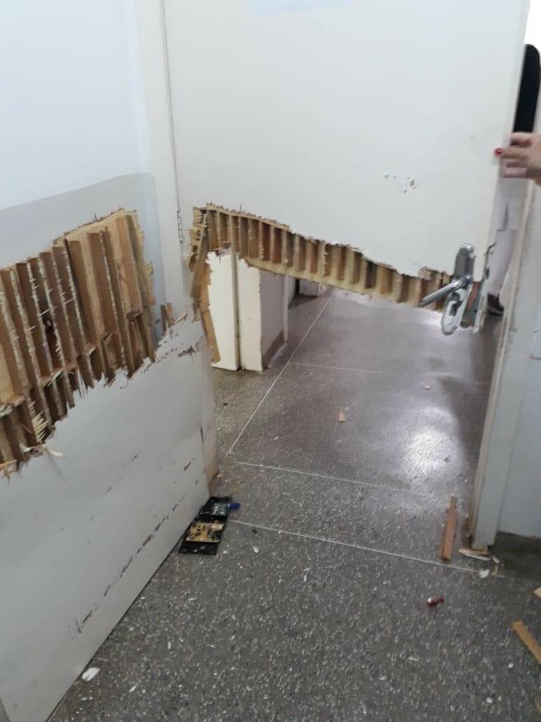 Um das portas que foi quebrada pelo paciente. (Foto: rede social)