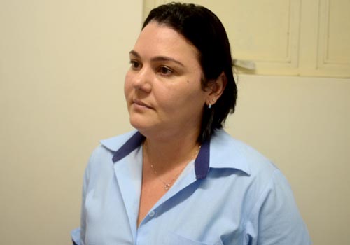 A biom&eacute;dica Renata garante que as urg&ecirc;ncias s&atilde;o atendidas e que &eacute; preciso distribuir  a coleta nas unidades. Foto: Luan Dourado/GazetaMT