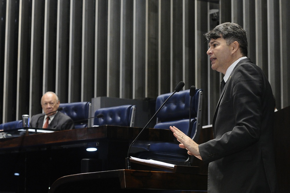 O senador Jos&eacute; Medeiros durante discurso. (Foto: Waldemir Barreto/Ag&ecirc;ncia Senado)