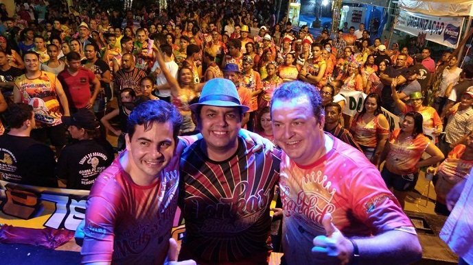 Os deputados Fabio Garcia e Max Russi prestigiaram a primeira noite de folia. Foto - Assessoria