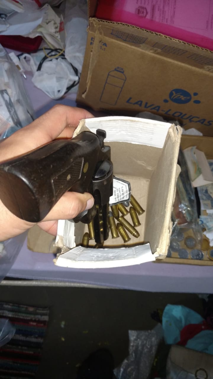 Armas e munições apreendidas durante a operação: (Foto: divulgação PJC/MT)