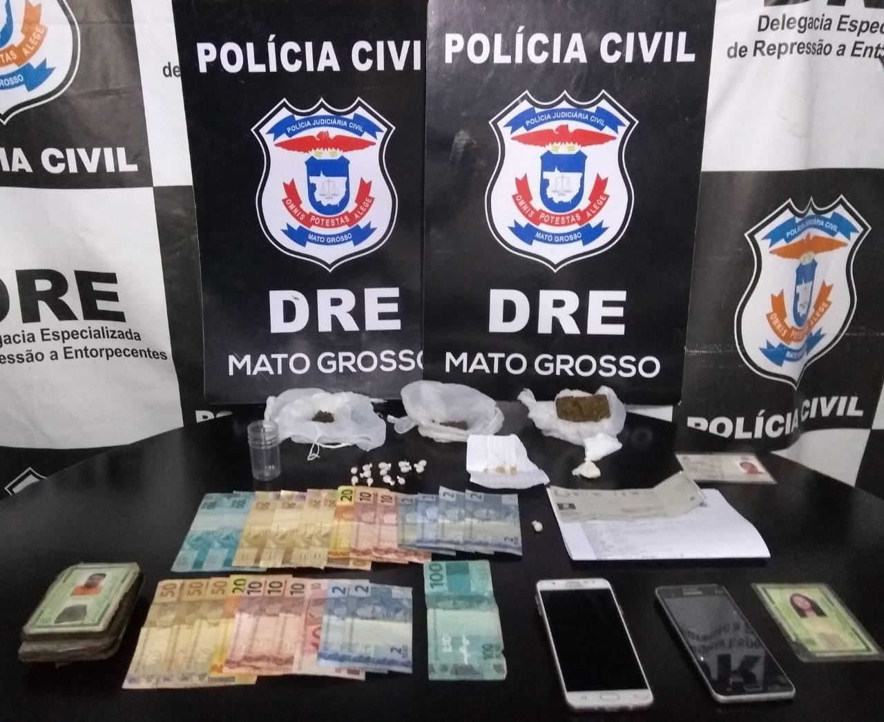 Materiais apreendidos pela pol&iacute;cia no estabelecimento durante a a&ccedil;&atilde;o. (Foto: divulga&ccedil;&atilde;o PJC/MT)