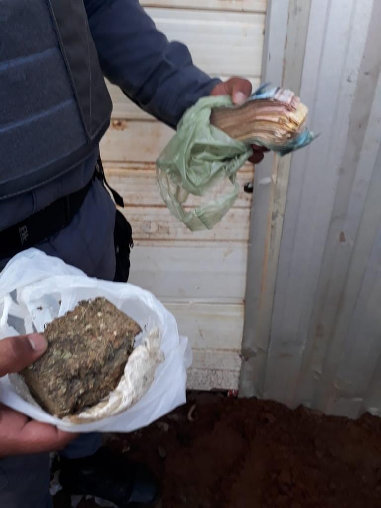 O dinheiro e a droga foram encontrados pela PM enterrados no quintal. (Foto: divulga&ccedil;&atilde;o PM/MT)