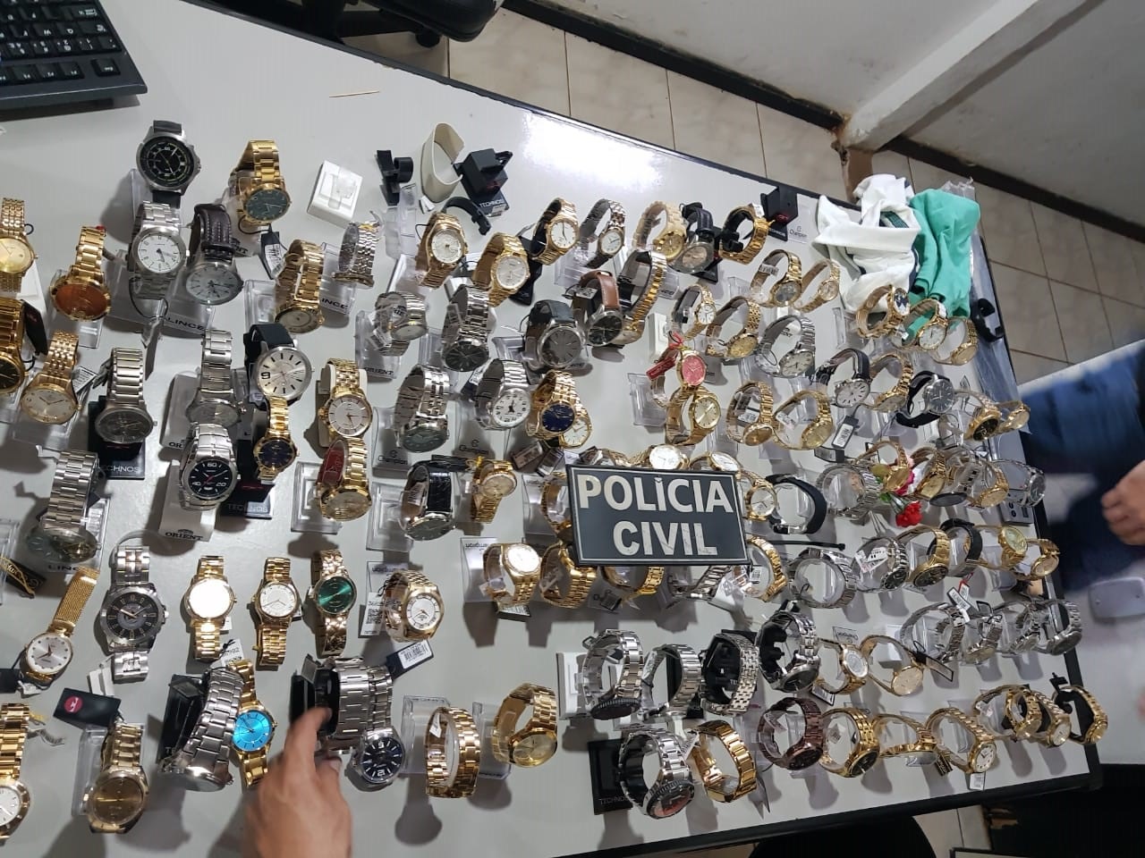 Rel&oacute;gios roubados da &oacute;tica que foram recuperados pela pol&iacute;cia. (Foto: assessoria PJC/MT)