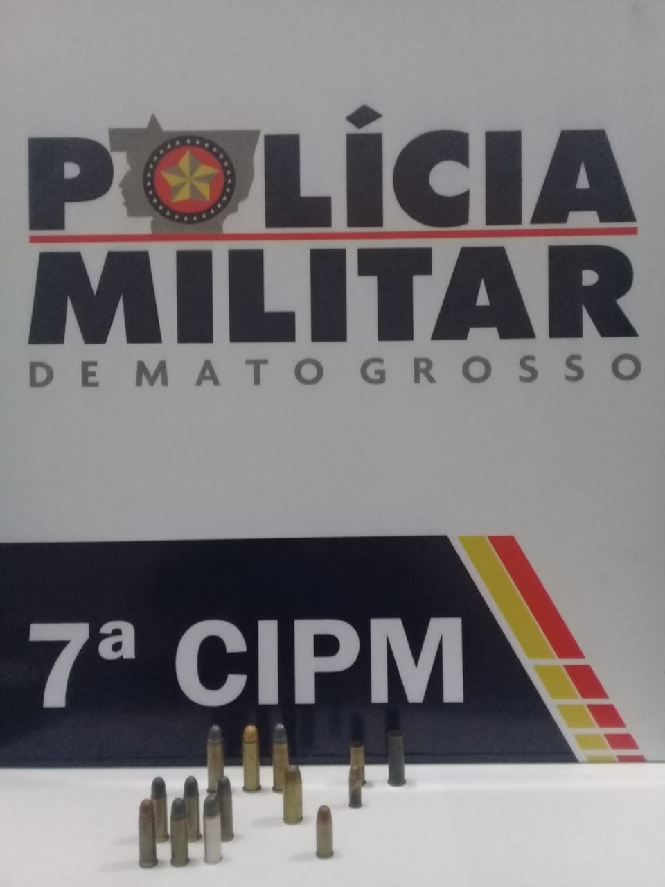 Muni&ccedil;&otilde;es apreendidas pela pol&iacute;cia na casa do suspeito. (Foto: divulga&ccedil;&atilde;o PM/MT)